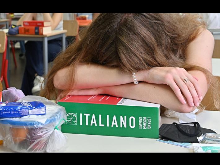 Molestie sessuali, arrestato insegnante liceo nel Torinese