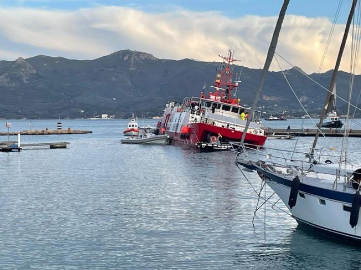 Rimossa la nave oceanografica finita sugli scogli all'Elba