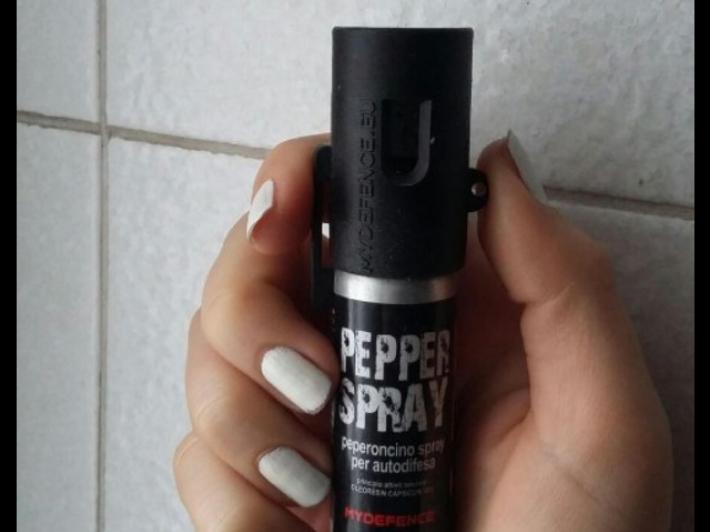 Bambini litigano con spray urticante e si aggiungono i genitori