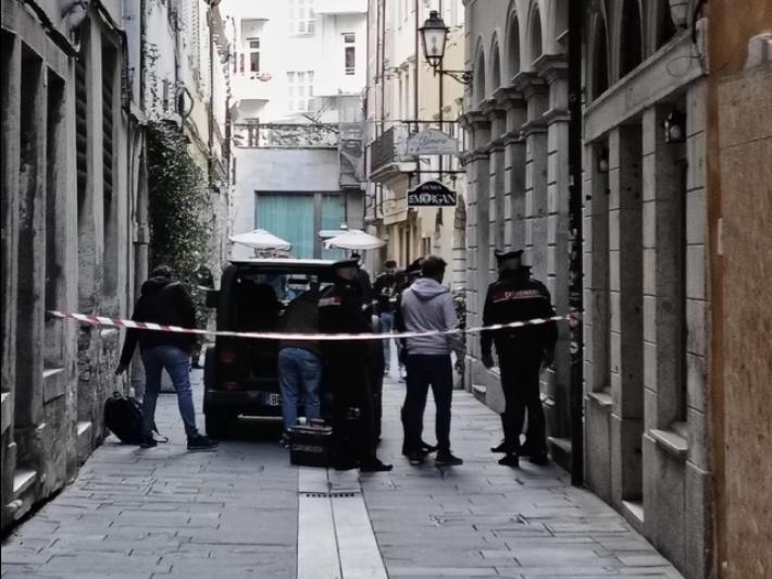 Donna trovata morta in casa a Trieste con taglio alla gola