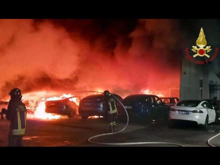 Rogo in concessionaria Tesla a Roma,tra ipotesi anche dolo