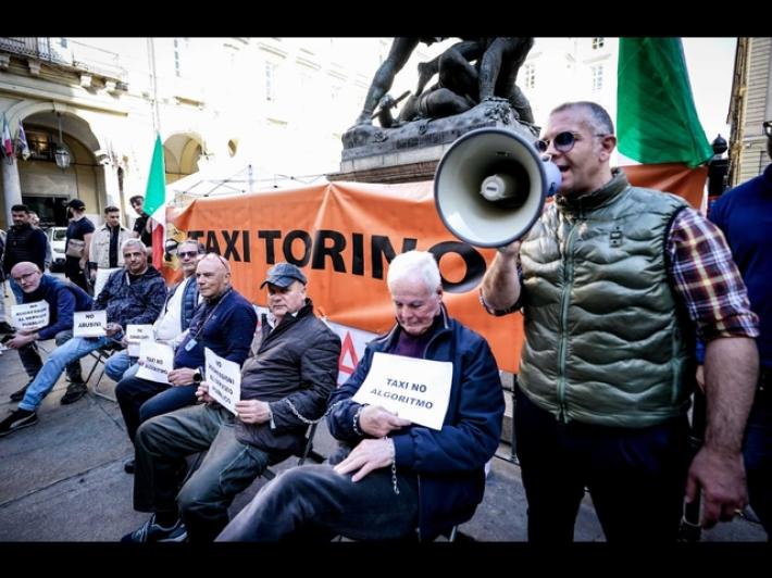 Contro l'abusivismo tassisti in catene a Torino