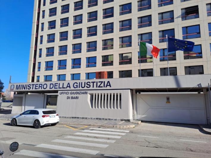 Moto colpita da un'auto nel Barese, muore una 32enne: indagato un sacerdote, l'avrebbe travolta senza fermarsi