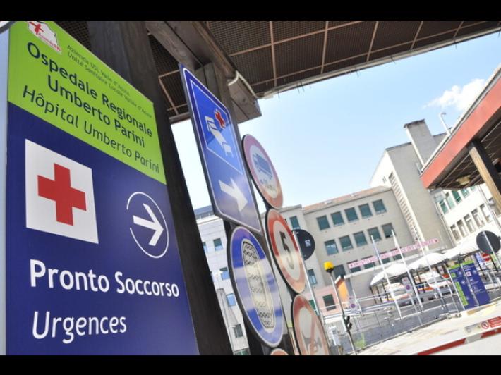 Ragazza minorenne con ferita da arma taglio al volto, indagini