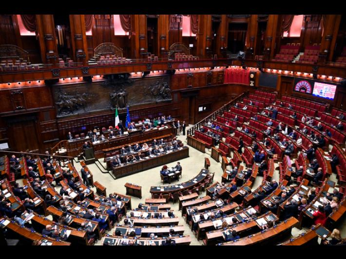 Mozione maggioranza glissa su riarmo, "rafforzare difesa"