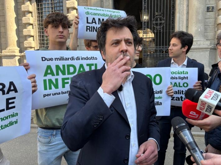 Nahum (Azione) fuma cannabis light a Milano contro dl Sicurezza