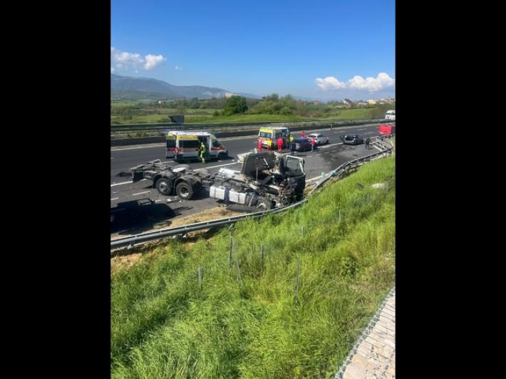 Incidente fra 2 camion e 3 auto, A1 chiusa tra Roma e Frosinone