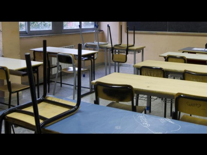 Scuola, tredicenni violano il registro e si alzano i voti