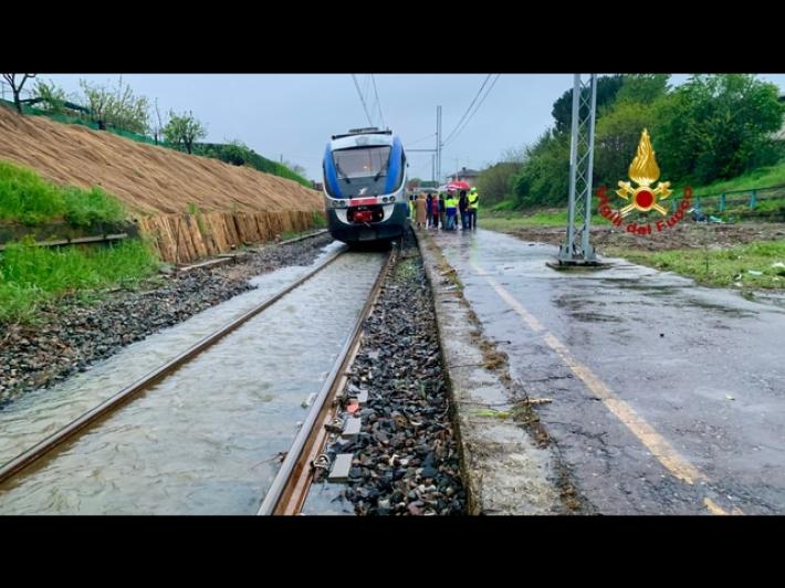 Un treno bloccato nel Biellese con 250 persone a bordo