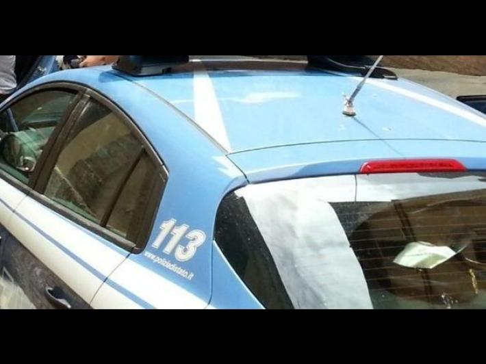 Guerra fra gang a Prato, uomo spara in testa a una donna