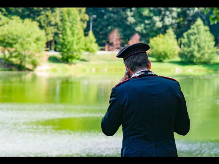 Giovane si tuffa in un laghetto nel Ferrarese e muore