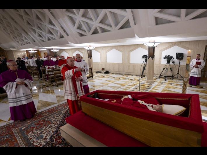 Il Papa nella bara, casula rossa e rosario tra le mani. I funerali saranno celebrati sabato alle 10 sul sagrato della basilica di San Pietro