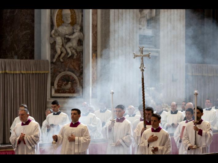 Venerd&igrave; alle 20 la chiusura della bara del Papa