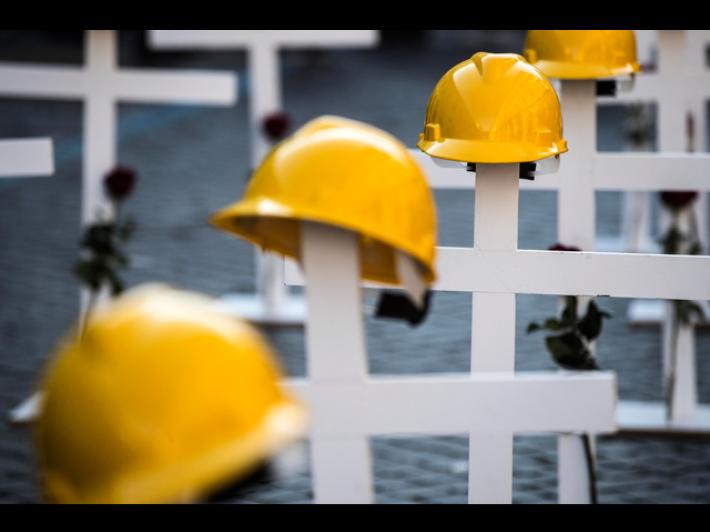 Operaio cade e muore mentre monta tenda da sole nel Milanese