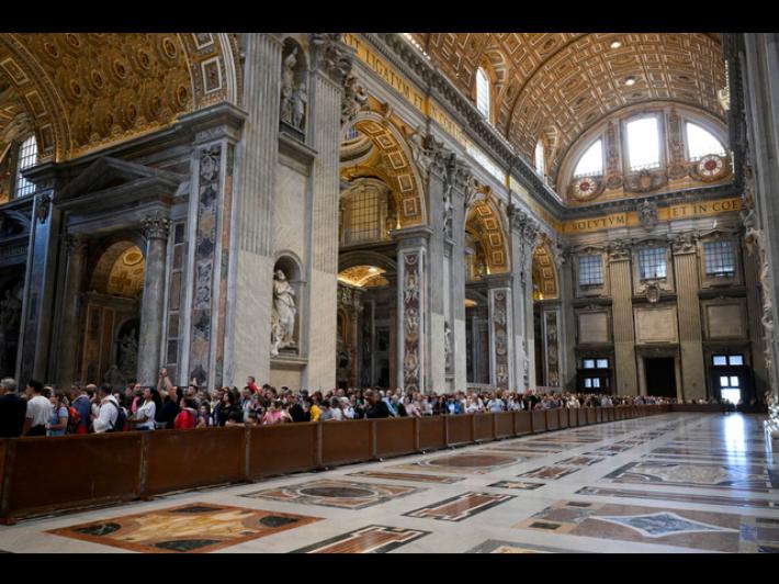 Papa: riaperta stamane Basilica S.Pietro, gi&agrave; molti in coda