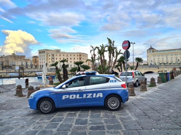 Sevizie e violenze ad anziano, misura cautelare per 5 minori