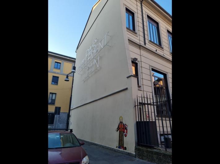 Su muri della Caritas di Milano Papa con bimbo migrante annegato