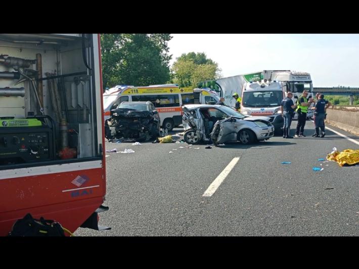 Tamponamento in A1, morti padre e figlio di 8 anni