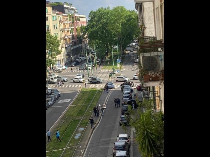Agguato a colpi di pistola in strada a Milano, nessun ferito