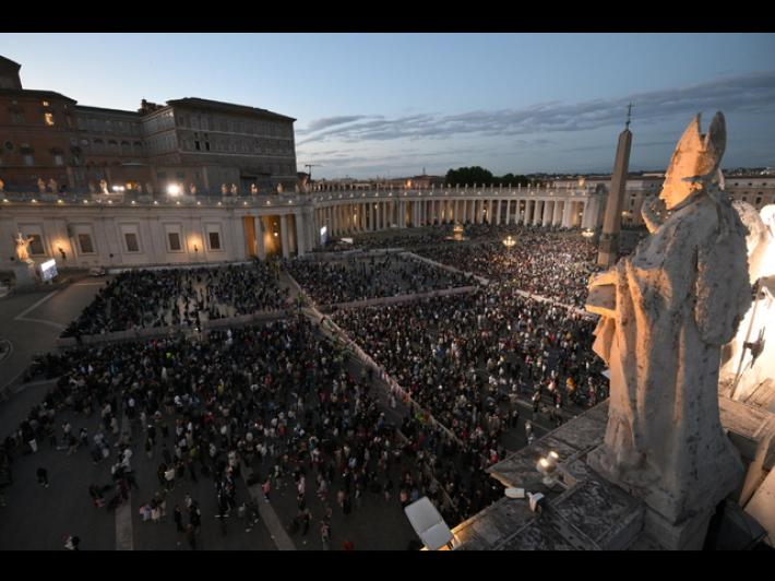 Fedeli a piazza San Pietro, 'aspetteremo fino a stasera'