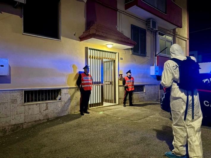 Colpita gravemente in testa dal marito, riesce a scappare