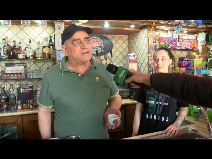 Prese un caff&eacute; al bar, la tazzina del Papa diventa un cimelio