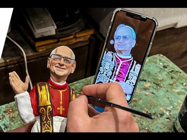 Pizza e statuina presepe, cos&igrave; Napoli saluta Papa Leone XVI