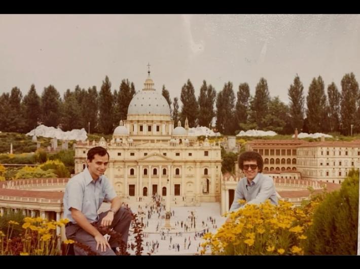 Spunta la foto di Prevost a Minitalia davanti a San Pietro: "Una premonizione"