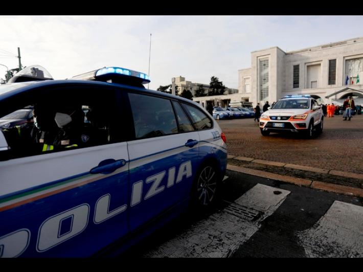 Accoltellato a Milano, grave un uomo di 50 anni: l'aggressore &egrave;  un detenuto in fuga