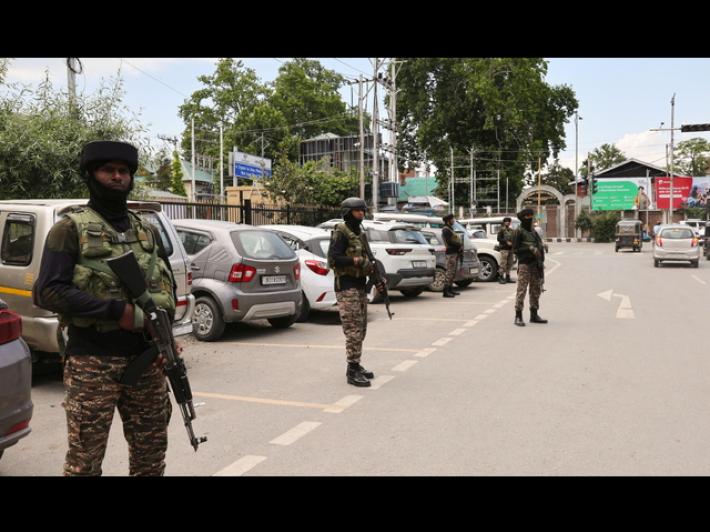 Pakistan, 40 civili e 11 soldati uccisi in scontri con l'India