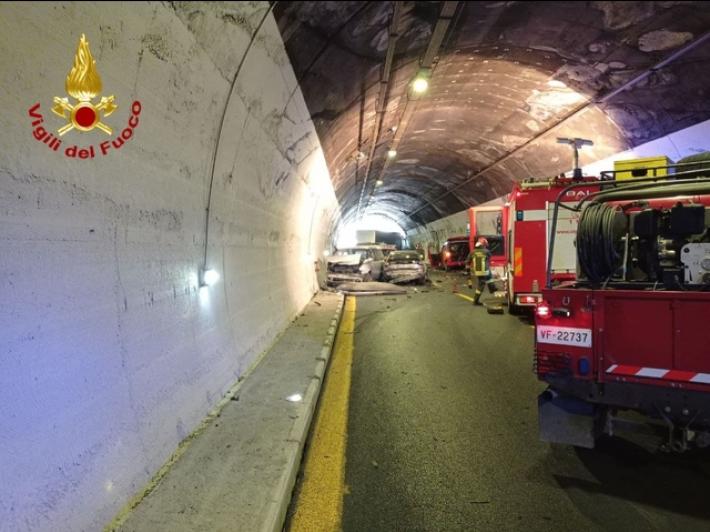 Incidente galleria A10, ferite madre e bimba, 10 km di coda