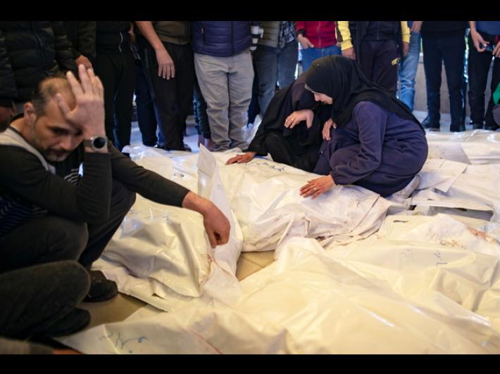 Media, 22 bambini uccisi in raid israeliani stanotte a Gaza 