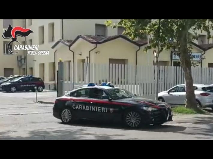 Aggredito con un coltello carabiniere spara, due feriti