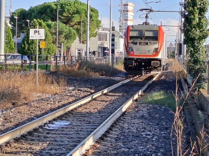 Investito nel Piacentino, stava attraversando i binari in bici