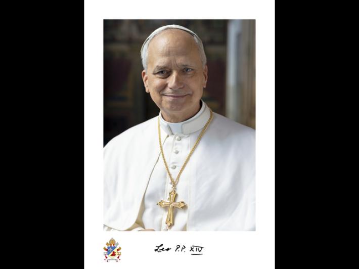 Il Vaticano diffonde la foto ufficiale di Papa Leone XIV