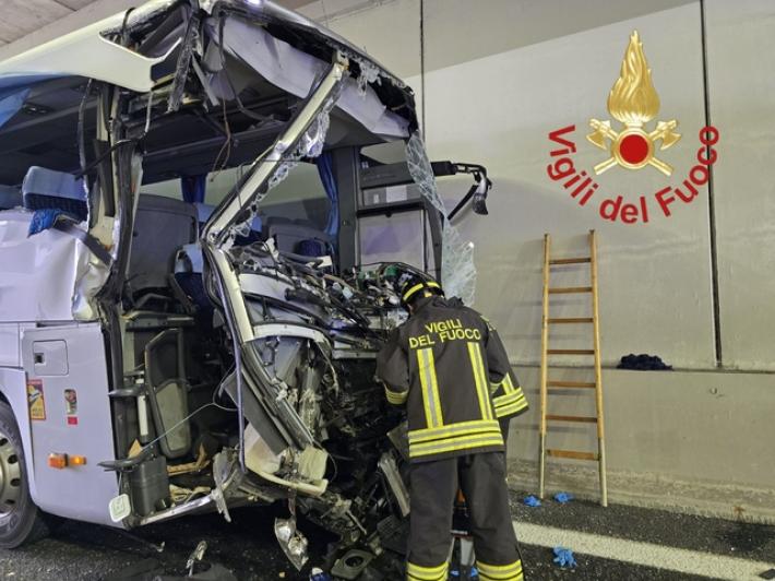 Incidente camion-scuolabus nel Comasco, morta la maestra