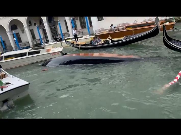 Turisti si sporgono per un selfie e fanno affondare una gondola sul Canal Grande 
