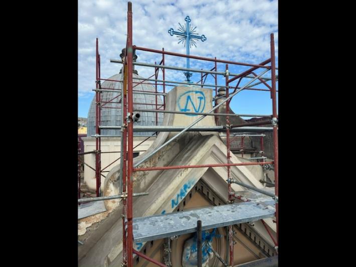 Lascia una grande 'N' azzurra su parete chiesa a Napoli