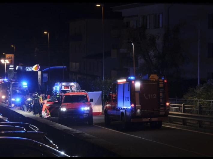 In scooter contro un'auto in sosta a Imperia, muore 33enne