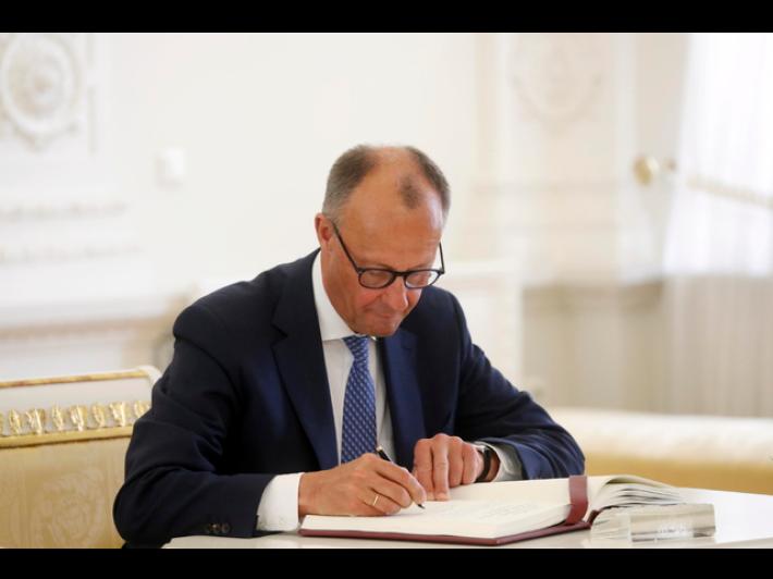 Merz, 'le armi inviate a Kiev non hanno pi&ugrave; limiti di gittata'