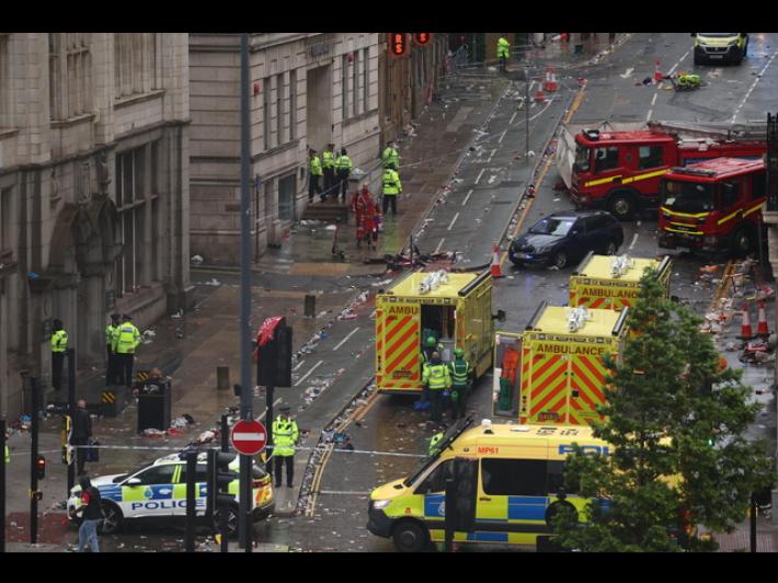 Auto su pedoni a Liverpool, l'antiterrorismo indaga