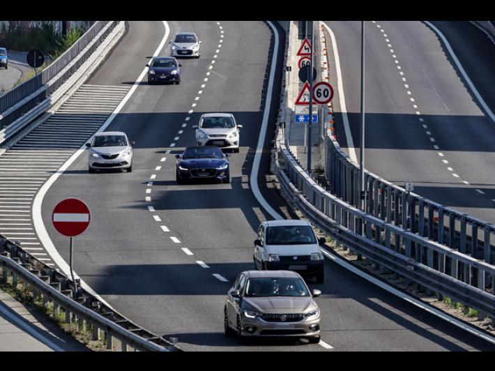 Tre donne e una bimba contromano sull'A2, Cc evitano lo schianto