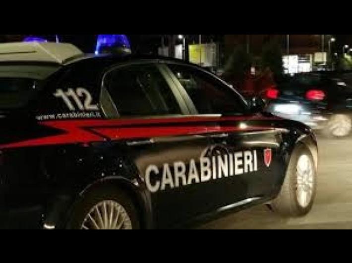 Accoltella la moglie davanti alla figlia: arrestato 61enne nel Torinese