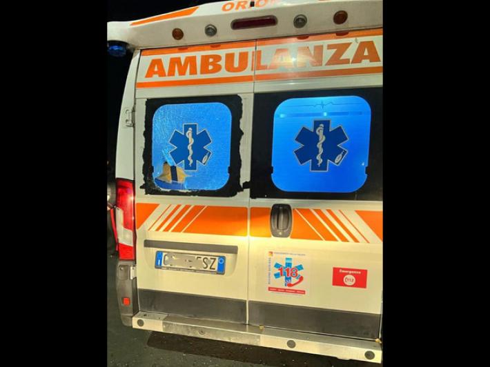 Rissa davanti discoteca, giovane ferito a martellate