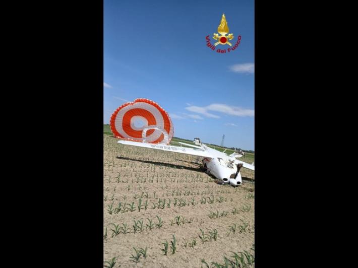 Ultraleggero cade in un campo nel Bolognese, ferito il pilota