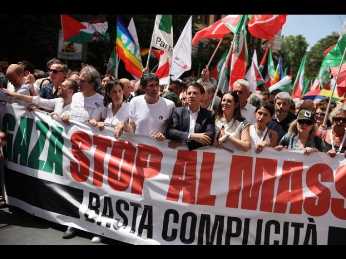 Parte il corteo: i leader di Pd, M5S e Avs dietro lo striscione per Gaza a Roma 