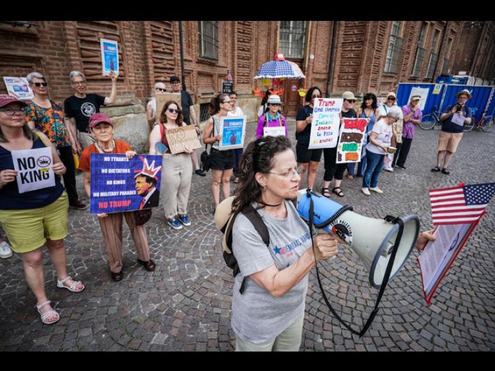 A Torino statunitensi in piazza contro la politica di Trump