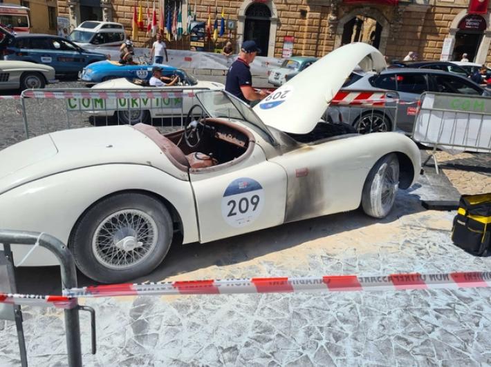 Auto americana della Mille Miglia prende fuoco in piazza Duomo a Orvieto