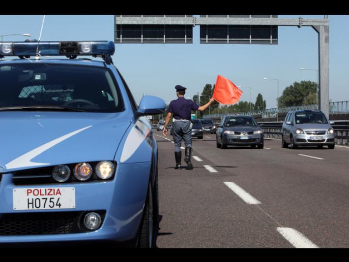 Padre dimentica due bimbe sull'A22, interviene la Polstrada 