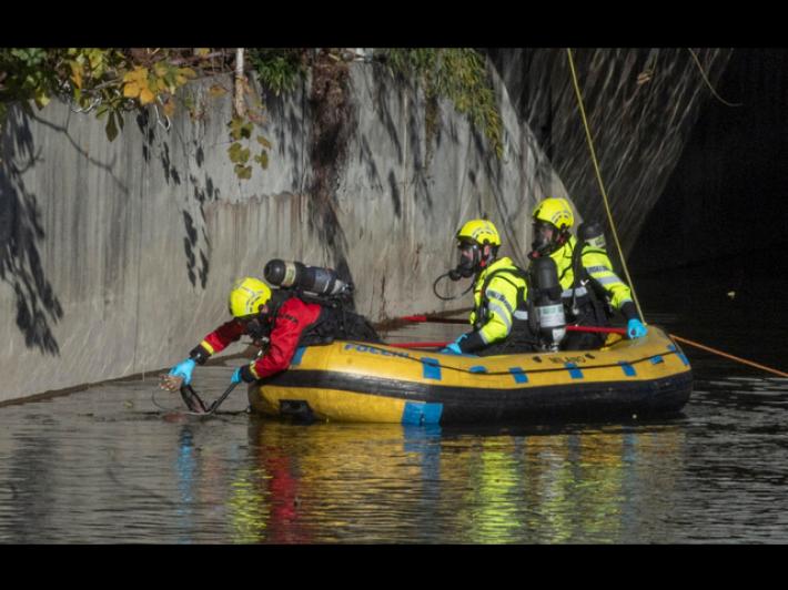 Scivola in un canale per salvare il cane, annegato nel Milanese
